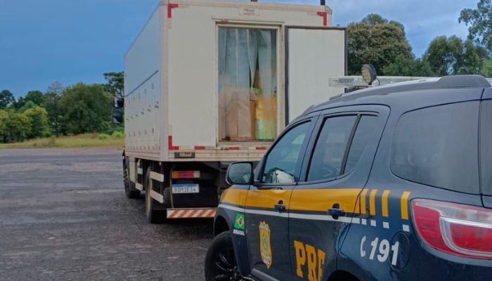 Laranjeiras - PRF apreende contrabando em meio à carga de sorvete na BR-277